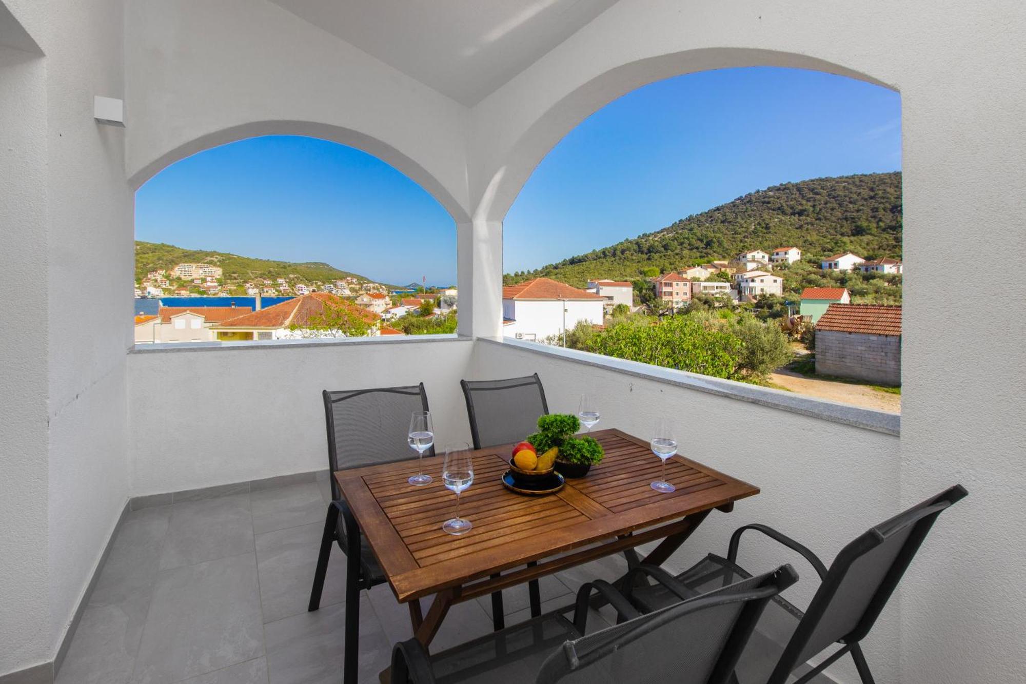 Villa Dalmatian Child With Swimming Pool, Close To The Beach Vinišće Esterno foto